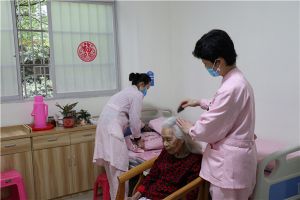 护理人员给老人梳头