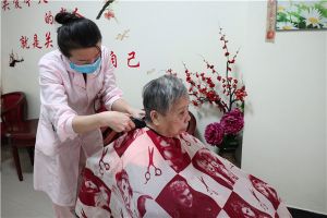 护理人员给老人理发