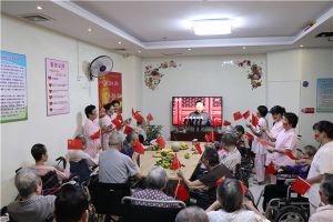 与老人一起看电视