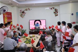 与老人一起举旗