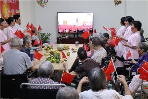与老人一起庆祝
