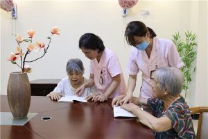 一起与护理人员学习