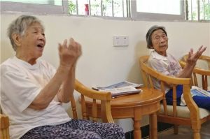 老人一起聊天
