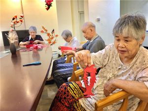 老人做手工艺品