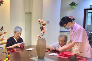 与护理人员一起剪纸