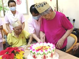 老人生活过大寿