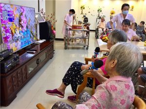 老人生活唱歌