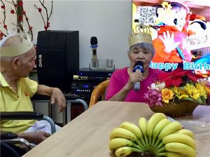 老人生活唱歌