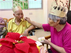 老人生活过大寿