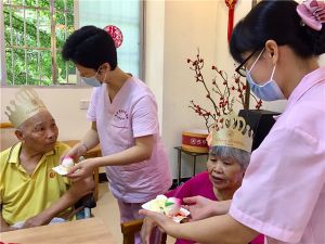 老人生活过大寿