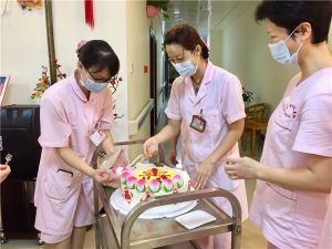 老人生活过大寿