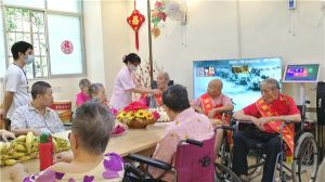 护理人员进行表彰院内老人
