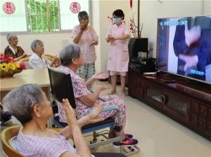 在大厅看电视
