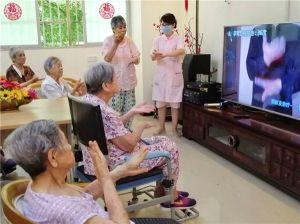在大厅看电视