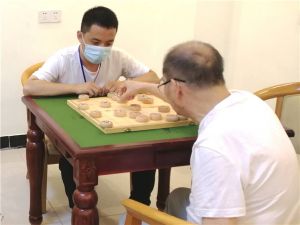 老人生活下象棋
