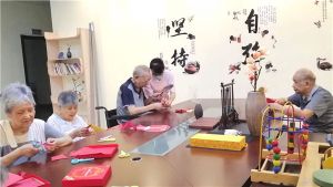 老人生活学剪纸